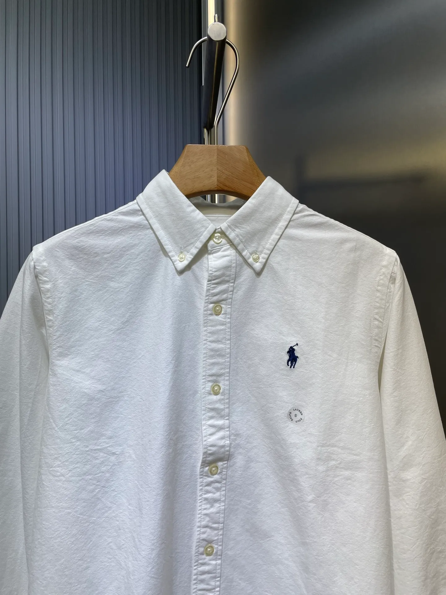 P370 Ralph Lauren 🌟 War Horse solid color shirt, macaron color, white upper body, loose fit, contrasting embroidery design on the cuffs and chest, button closure, can be paired with a skirt of the same color Size: xs-xl